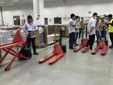 電動高升程搬運車交付使用，感謝廠家羅總親自跟客戶講解操作方法！